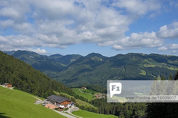 Bauernhof Oberstein am Erlerberg  im Hintergrund Berge Sachranger Tal  Erl  Inntal  Tirol  Österreich  Europa