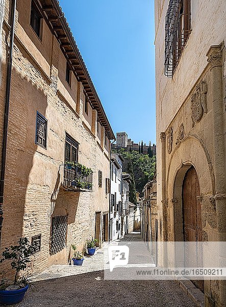 Gasse mit altem Hauseingang  Blick auf Türme der Alhambra  Stadtteil Albaicín  Granada  Andalusien  Spanien  Europa
