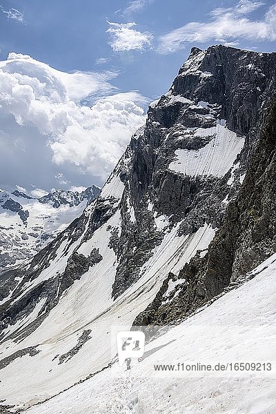 Wanderin überquert Schneefeld  Abstieg von der Mörchnerscharte zum Floitengrund  Großer Mörchner  Berliner Höhenweg  Zillertaler Alpen  Zillertal  Tirol  Österreich  Europa