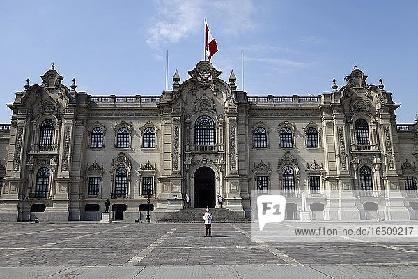 Guards outside the presidential palace  Lima  Peru  South America