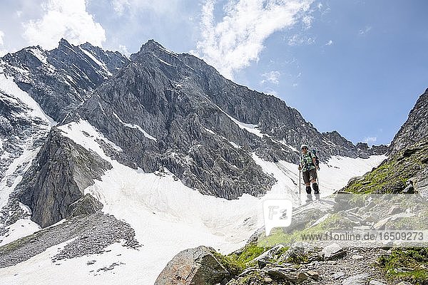 Wanderin beim Aufstieg zur Mörchnerscharte  Berliner Höhenweg  hinten Großer und Kleiner Mörchner  Zillertaler Alpen  Zillertal  Tirol  Österreich  Europa