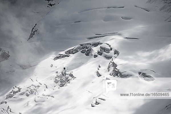 Schneebedeckter Gletscher Waxeggkees  hochalpine Landschaft bei Nebel  Berliner Höhenweg  Zillertaler Alpen  Zillertal  Tirol  Österreich  Europa