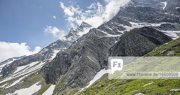 Wanderer beim Abstieg von der Mörchnerscharte zu der Berliner Hütte  Berliner Höhenweg  Zillertaler Alpen  Zillertal  Tirol  Österreich  Europa
