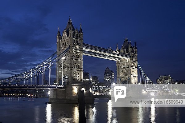 Vue nocturne Tower Bridge  Londres  Angleterre  Grande-Bretagne
