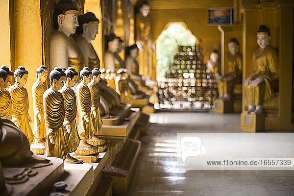 Goldener buddhistischer Tempel in Amarapura  Mandalay  Region Mandalay  Myanmar (Birma)