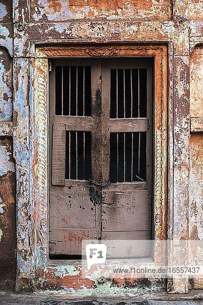 Tür in den Straßen von Varanasi  Uttar Pradesh  Indien