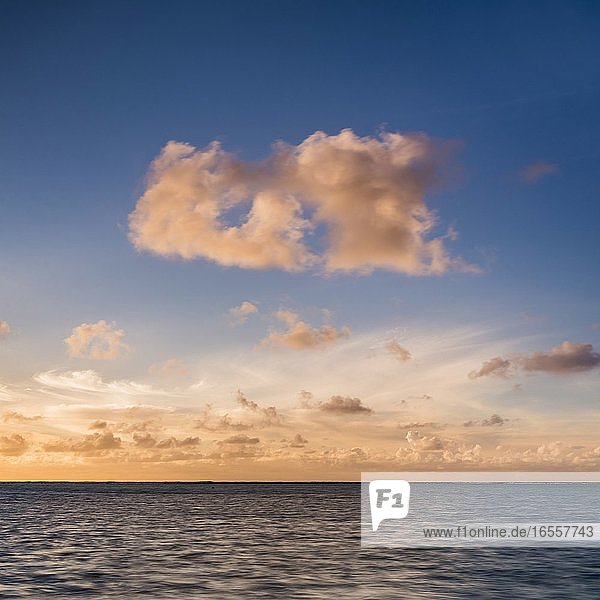 Dramatische Wolken bei Sonnenuntergang über dem Horizont des Pazifischen Ozeans  Cookinseln  Hintergrund mit Kopierraum