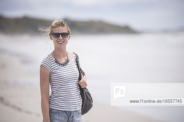 Tourist am Rarawa Beach  einem beliebten und schönen weißen Sandstrand in der Region Northland  Nordinsel  Neuseeland