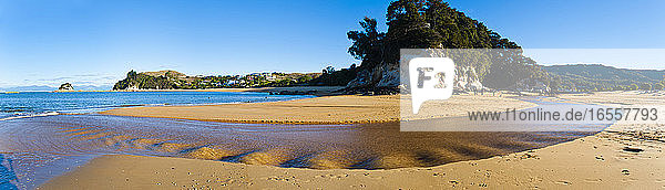 Panoramafoto einer Bucht am Kaiteriteri Strand  Tasman Region  Südinsel  Neuseeland. Dieses Panoramafoto zeigt Kaiteriteri  einen atemberaubenden Strand mit goldenem Sand in der Tasman Region auf der Südinsel  Neuseeland.