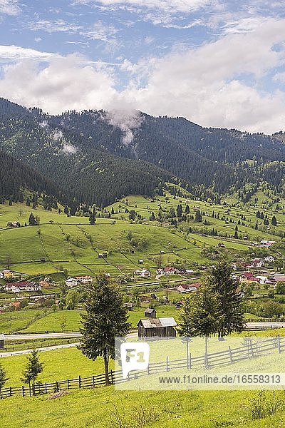 Ländliche Landschaft in der Region Bukowina  Sadova  Rumänien