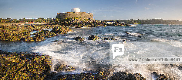 Fort Grey (alias Cup and Saucer) bei Sonnenuntergang  Guernsey  Kanalinseln  Vereinigtes Königreich