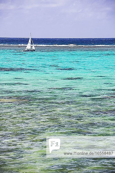 Segelurlaub in den Sommerferien auf der tropischen Insel Rarotonga im perfekten kristallklaren blauen Wasser der Muri Lagune  Pazifischer Ozean