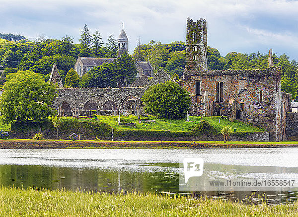 Timoleaque  West Cork  Grafschaft Cork  Republik Irland. Irland. Timoleaque-Abtei  gegründet vom Franziskanerorden im Jahr 1240 n. Chr. Kirche der Geburt Unserer Lieben Frau im Hintergrund.