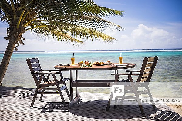 Luxuriöse Villa mit Meerblick auf den tropischen Pazifik und Palmen mit Frühstückstisch im Hotel  Muri  Rarotonga  Cook Islands