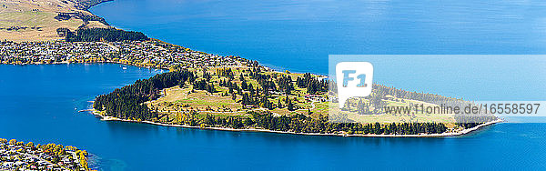 Eine Luftaufnahme des Golfplatzes von Queenstown  der von allen Seiten vom Lake Wakatipu umgeben ist  Südinsel  Neuseeland. Wenn man vom Zentrum Queenstowns aus mit der Gondel in die Berge fährt  hat man einen unglaublich beeindruckenden Blick über ganz Queenstown und den Wakatipu-See. Auf diesem Stück Land  das in die Mitte des Wakatipu-Sees ragt  befindet sich einer der am besten gelegenen Golfplätze der Welt.
