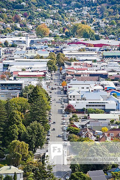 Stadtzentrum von Nelson  Südinsel  Neuseeland. Dieses Foto wurde von der Spitze des Hügels im Zentrum von Nelson aufgenommen. Nelson  die Heimat des Centre of New Zealand   ist eine sehr malerische Stadt an der Spitze der Südinsel Neuseelands. Die Lage an der Küste in Verbindung mit den umliegenden Hügeln und Bergen sorgt für eine große Vielfalt an schönen Landschaften und Szenerien.