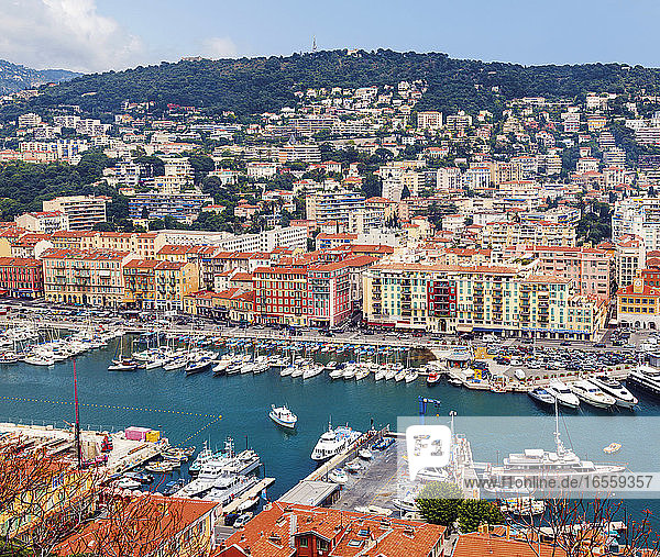 Nizza  Côte d'Azur; Französische Riviera; Frankreich. Hoher Blick auf den Hafen vom Parc de la Colline du Chateau aus.