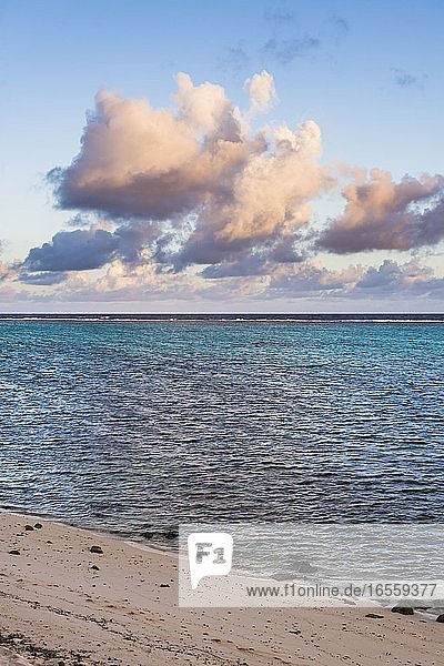 Dramatische Wolken bei Sonnenuntergang  mit einer Wolkenlandschaft über dem Horizont des blauen Wassers des Pazifischen Ozeans  auf der tropischen Insel Rarotonga  Cookinseln