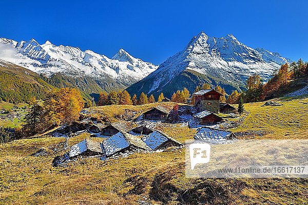 Alphütten im Val d'Hérens  dahinter verschneite Walliser Alpen  Kanton Wallis  Schweiz  Europa