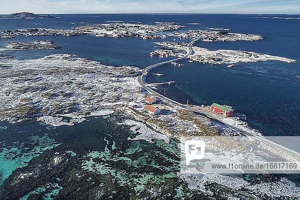Luftaufnahme  Landstraße verbindet besiedelte  kleine  winterliche Inseln im Meer  Herøy  Nordland  Norwegen  Europa