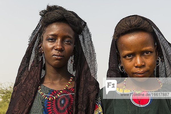 Junge Wodaabe Frauen mit einem Wassertopf auf dem Kopf  Portrait  Gerewol-Festival  Brautwerbungsritual  Niger  Afrika