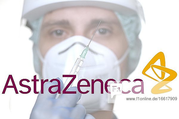 Symbolbild Corona-Impfstoff der Firma ASTRAZENECA  Mann mit Spritze  Corona-Krise  Baden-Württemberg  Deutschland  Europa