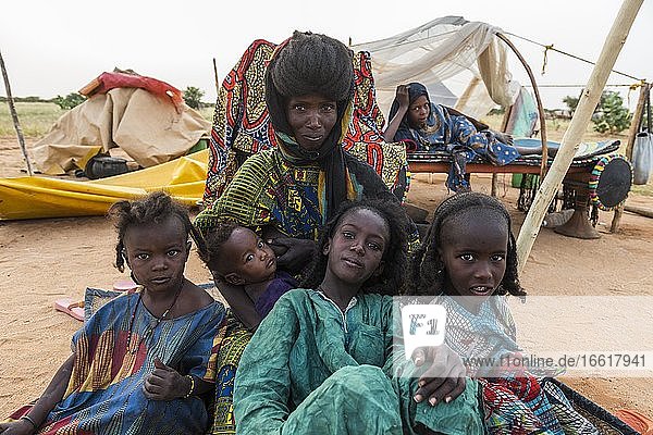Mutter mit Kindern  Wodaabe Frau  Gerewol-Festival  Niger  Afrika