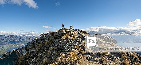Wanderer am Gipfel des Ben Lomond  Ausblick auf Lake Wakatipu und Bergkette The Remarkables  Südalpen  Otago  Südinsel  Neuseeland  Ozeanien