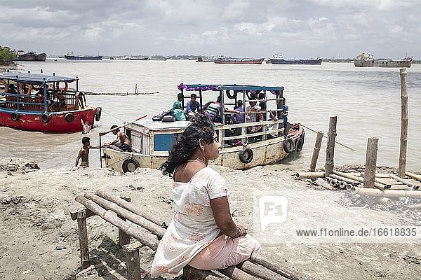 Banishanta ist eine Halbinsel  Mitte des 20. Jahrhunderts wurde dort ein großes Bordell eröffnet  mit ungefähr 1000 Frauen  heute sind es nur noch an die 100  sie verwalten sich selbst und wählen ihre Vorsteherin  Banishanta  Bangladesch  Asien