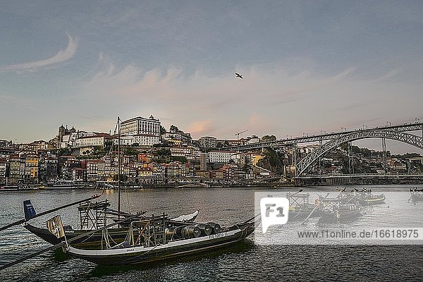 Blick von Vilanova da Gaia über Douro auf Stadtzentrum  Porto  Portugal  Europa
