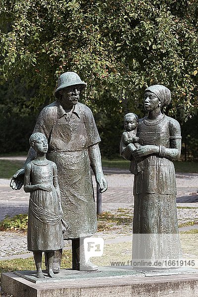 Denkmal Albert Schweitzer  Bildhauer Gerhard Geyer  Weimar  Thüringen  Deutschland  Europa