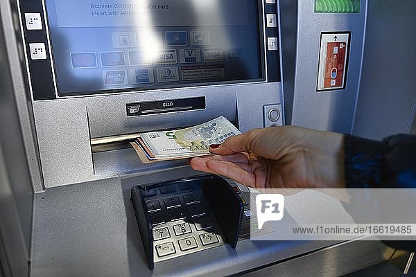 Frau zieht 100 EURO Bargeld am Geldautomat einer Sparkasse  Waiblingen  Baden-Württemberg  Deutschland  Europa