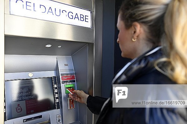 Frau führt ec-Karte am Geldautomat einer Sparkasse ein  Waiblingen  Baden-Württemberg  Deutschland  Europa