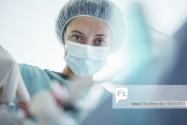 Selbstbewusste Chirurgin bei einer Operation auf der Intensivstation eines Krankenhauses