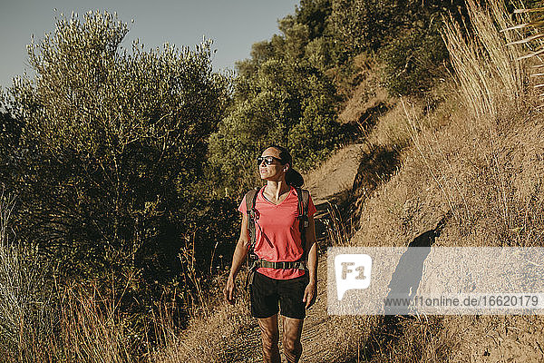 Lächelnde Frau beim Trekking auf einem Berg in der Sierra De Hornachuelos  Cordoba  Spanien