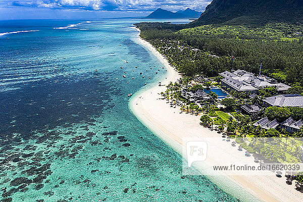 Mauritius  Blick aus dem Hubschrauber auf den Strand und die Ferienanlage auf der Halbinsel Le Morne Brabant im Sommer