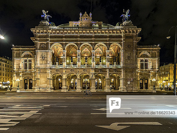 Österreich  Wien  Straße vor der Wiener Staatsoper bei Nacht