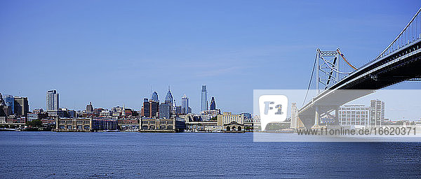 USA  Pennsylvania  Philadelphia  Panorama des Delaware River und der Ben-Franklin-Brücke mit dem Stadtzentrum im Hintergrund