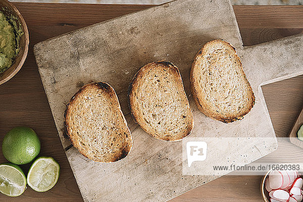 Selbstgebackenes Brot auf dem Schneidebrett in der Küche
