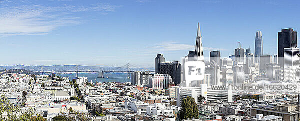 Finanzviertel mit der Oakland Bay Bridge im Hintergrund in San Francisco  Kalifornien  USA
