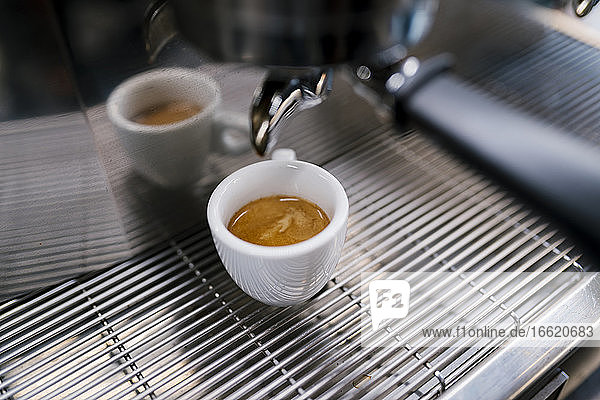 Kaffeetasse auf Maschinen in einem Cafe