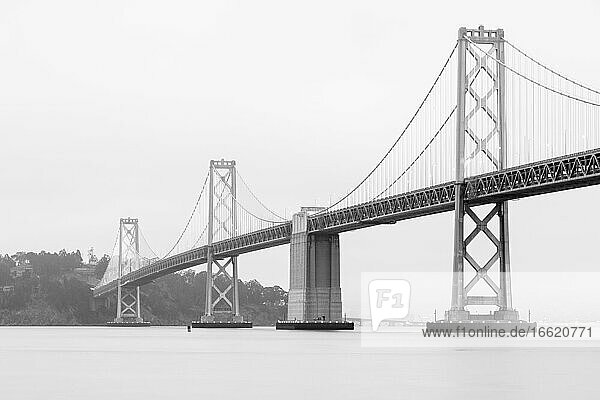 Langzeitbelichtung der Oakland Bay Bridge in San Francisco  Kalifornien  USA