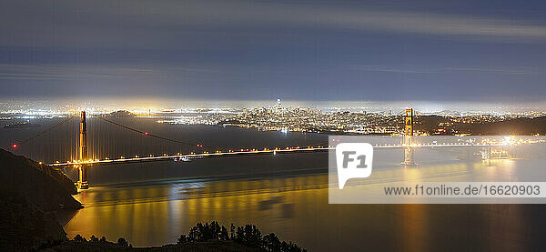 Golden Gate Bridge mit Stadtbild im Hintergrund in San Francisco  Kalifornien  USA