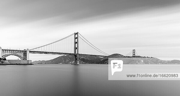 Golden Gate Bridge über dem Meer in San Francisco  Kalifornien  USA