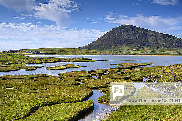 Sumpfgebiet auf der Isle of Harris mit dem Hügel Ceapabhal im Hintergrund
