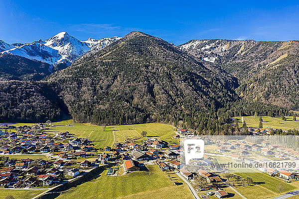 Deutschland  Bayern  Schleching  Blick aus dem Hubschrauber auf die Alpenstadt im Sommer