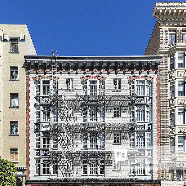 Schönes Gebäude außen gegen klaren Himmel in San Francisco  Kalifornien  USA