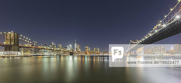 USA  New York  New York City  Brooklyn Bridge und Manhattan Bridge bei Nacht beleuchtet