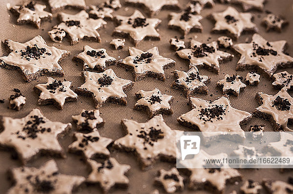 Sternförmige Kekse auf dem Tisch angeordnet