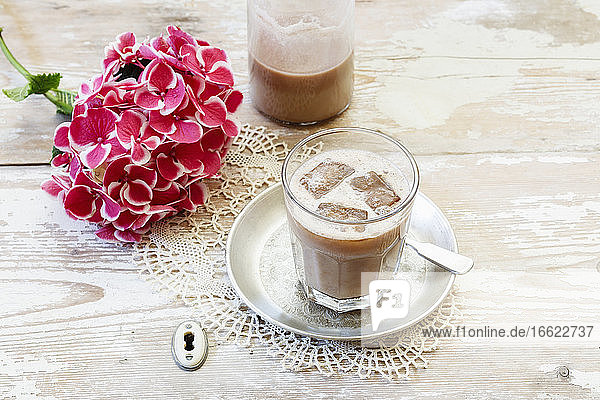 Blühende Hortensien und ein Glas Eiskaffee
